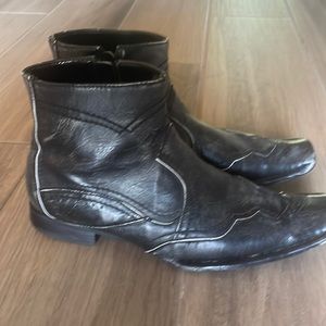 District Black boots slightly used size 10.5